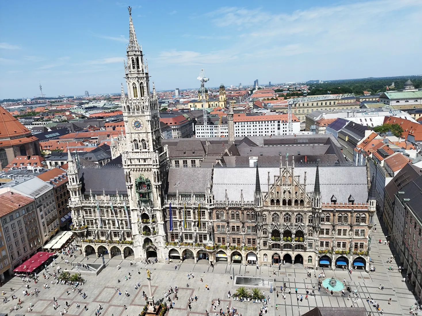 Neues Rathaus und Marienplatz in München aus erhöhter Perspektive