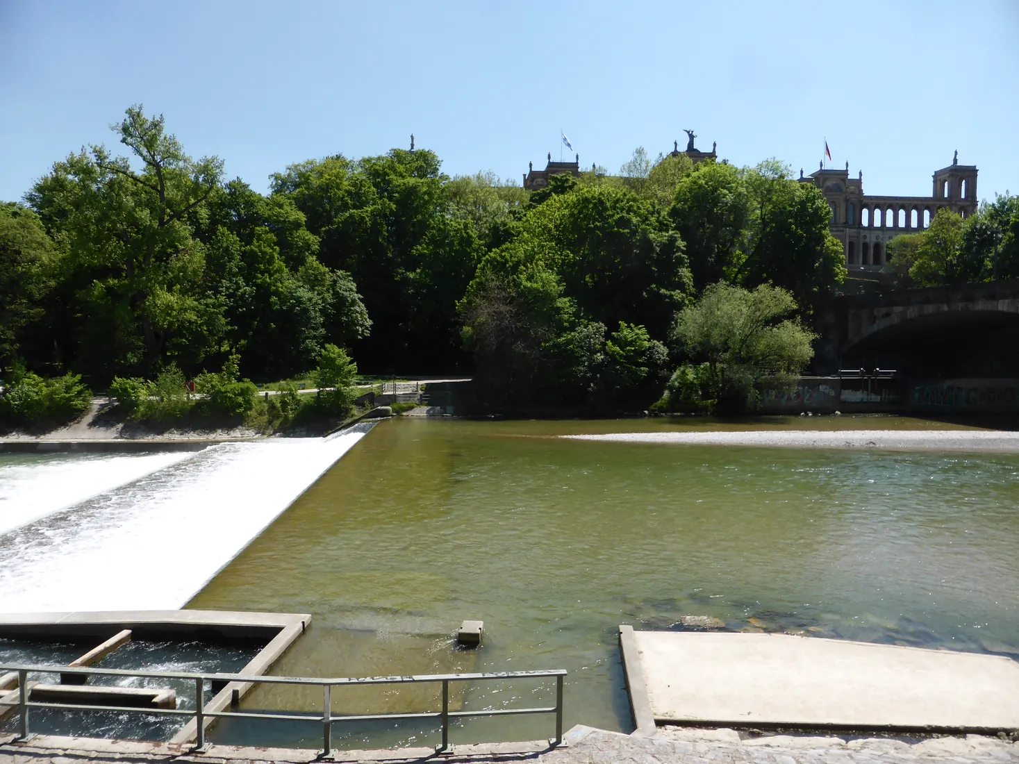Isar in München mit Ufergrün und Wehr, Aufnahme von 2017