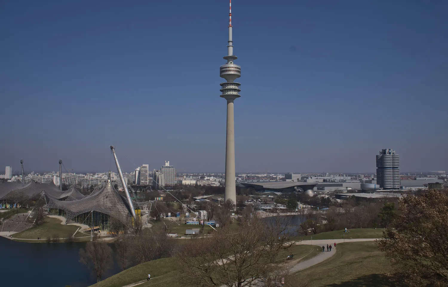 Zeltdach und Olympiaturm im Münchner Olympiapark