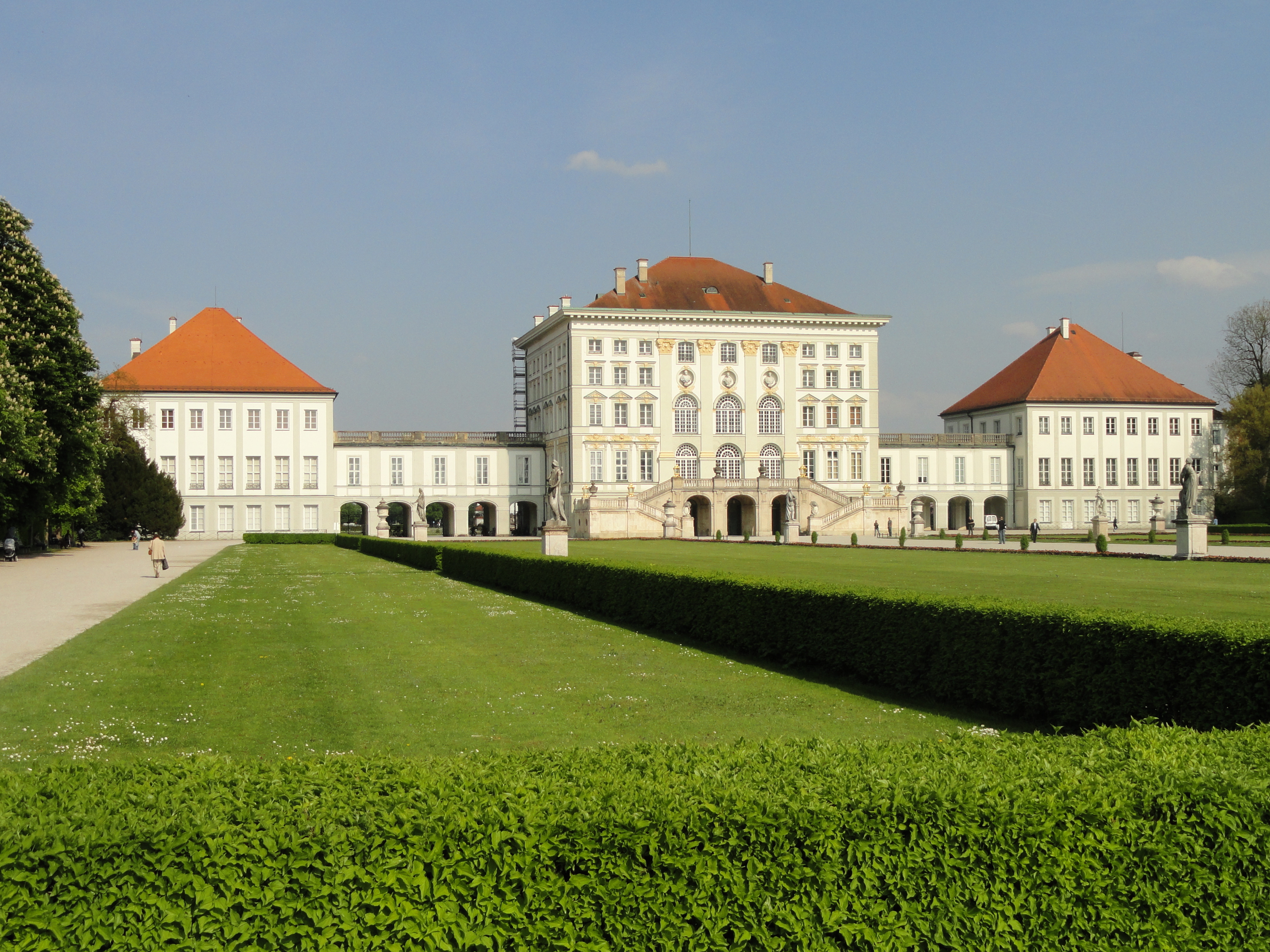 Außenfassade von Schloss Nymphenburg aus dem Park