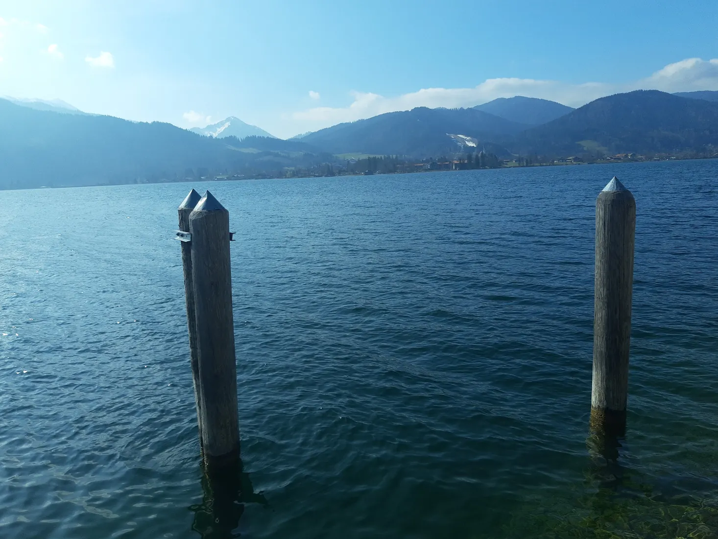 Blick über den Tegernsee auf Berge der Bayerischen Voralpen